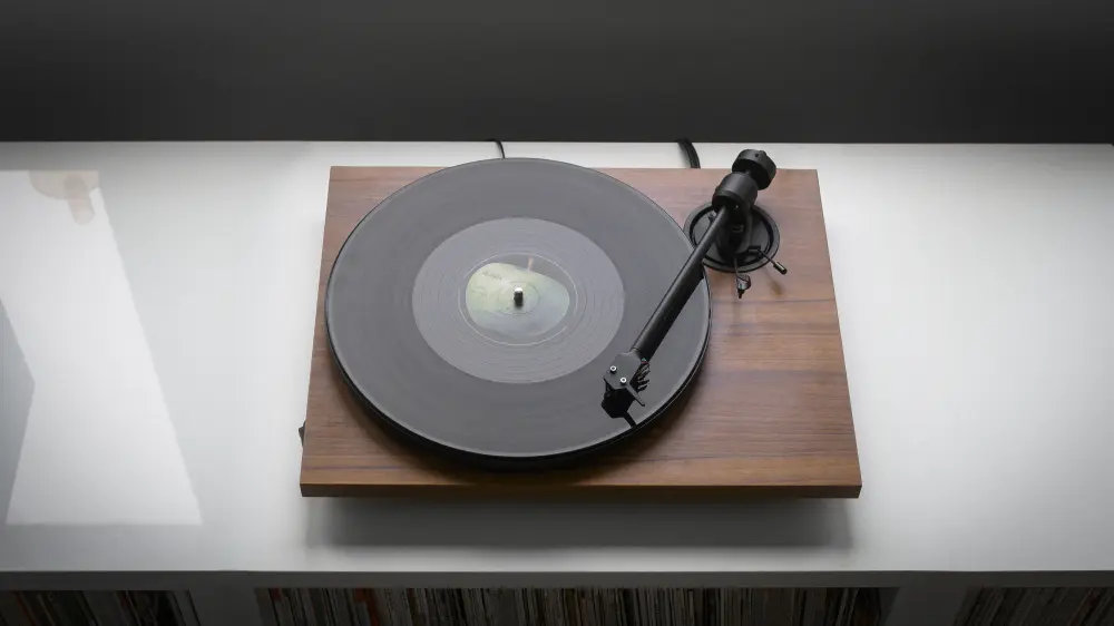Highend_Music_E1-2-Lifestyle-WALUT-3.webp